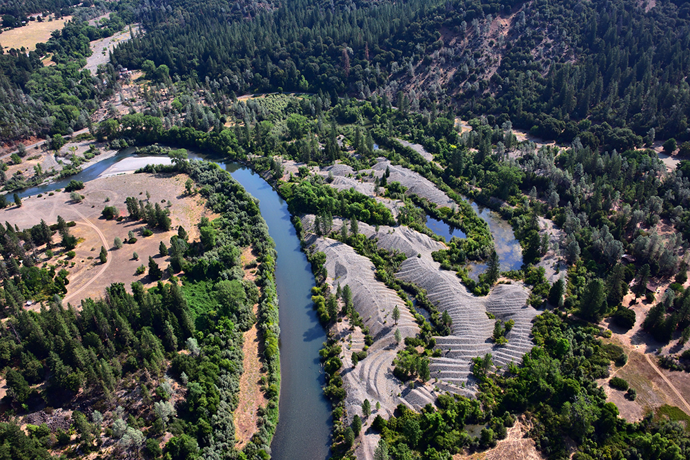 Aerial view of the Oregon Gulch project site looking downstream on the Trinity River in 2016. Photo by Ken DeCamp for Bureau of Reclamation