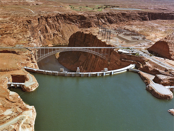 Photo of Lake Powell at total capacity in 1980